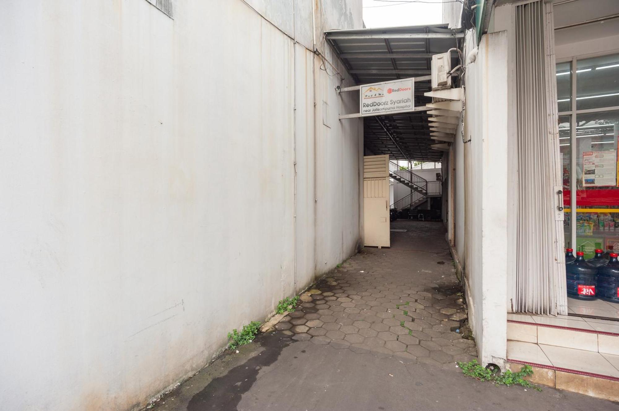 Reddoorz Syariah Near Jatisampurna Hospital Hotel Bekasi Exterior photo