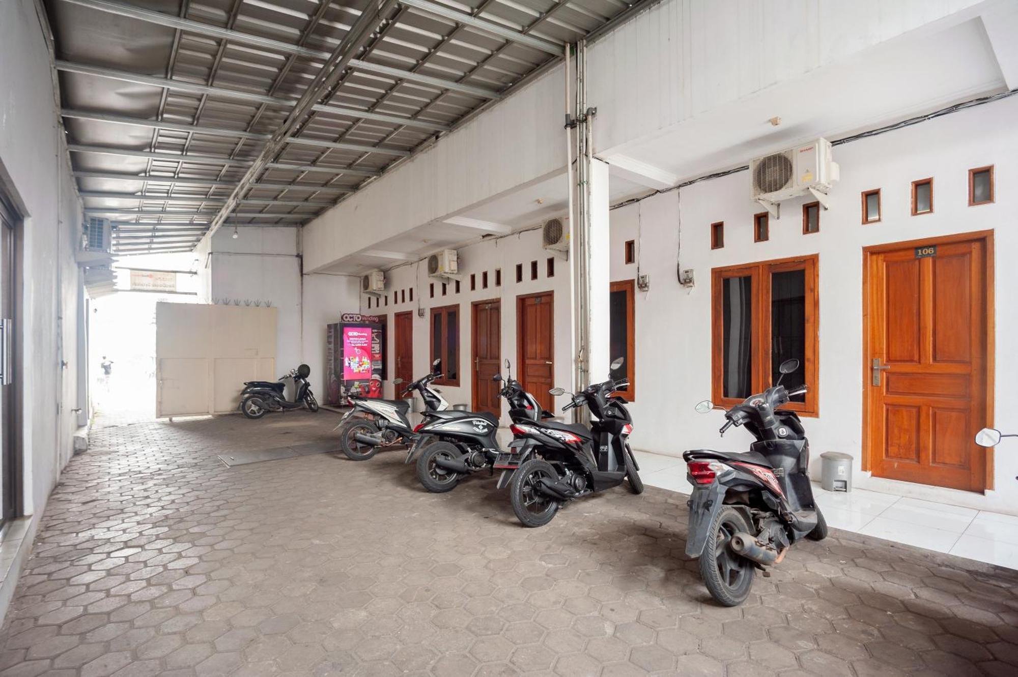 Reddoorz Syariah Near Jatisampurna Hospital Hotel Bekasi Exterior photo