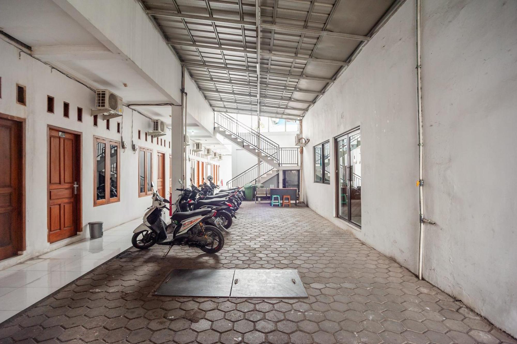 Reddoorz Syariah Near Jatisampurna Hospital Hotel Bekasi Exterior photo